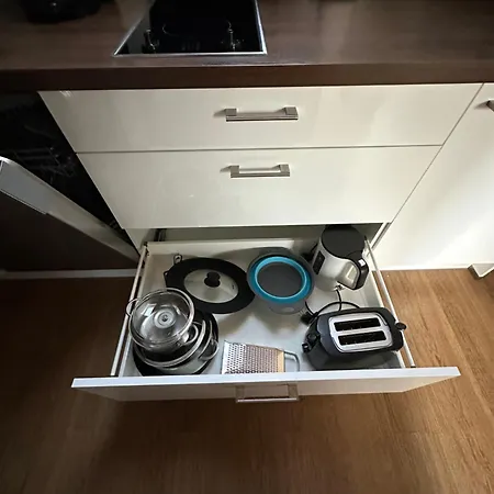 1 Dg Mit Klimaanlage Und Kleinen Balkon