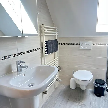 1 Dg Mit Klimaanlage Und Kleinen Balkon Appartement