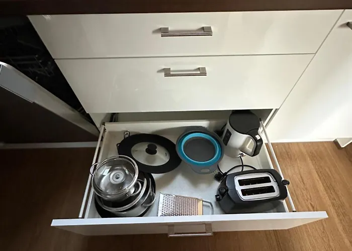 1 Dg Mit Klimaanlage Und Kleinen Balkon