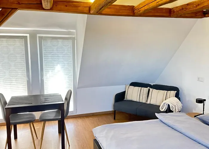 1 Dg Mit Klimaanlage Und Kleinen Balkon