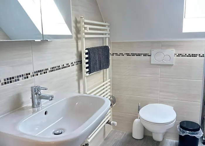 1 Dg Mit Klimaanlage Und Kleinen Balkon דירה