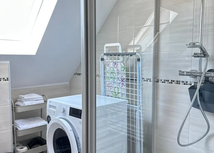 1 Dg Mit Klimaanlage Und Kleinen Balkon Oedheim